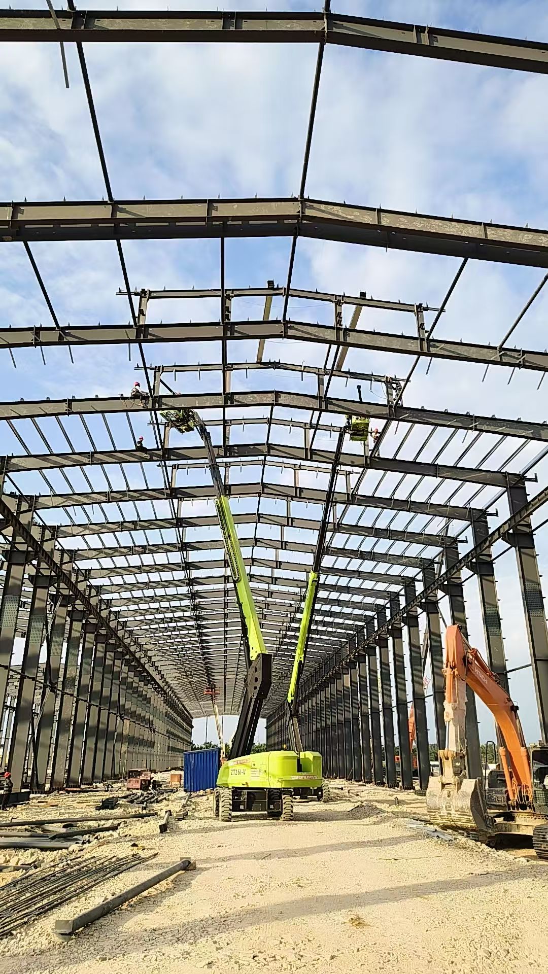 Large-span industrial steel building installation work