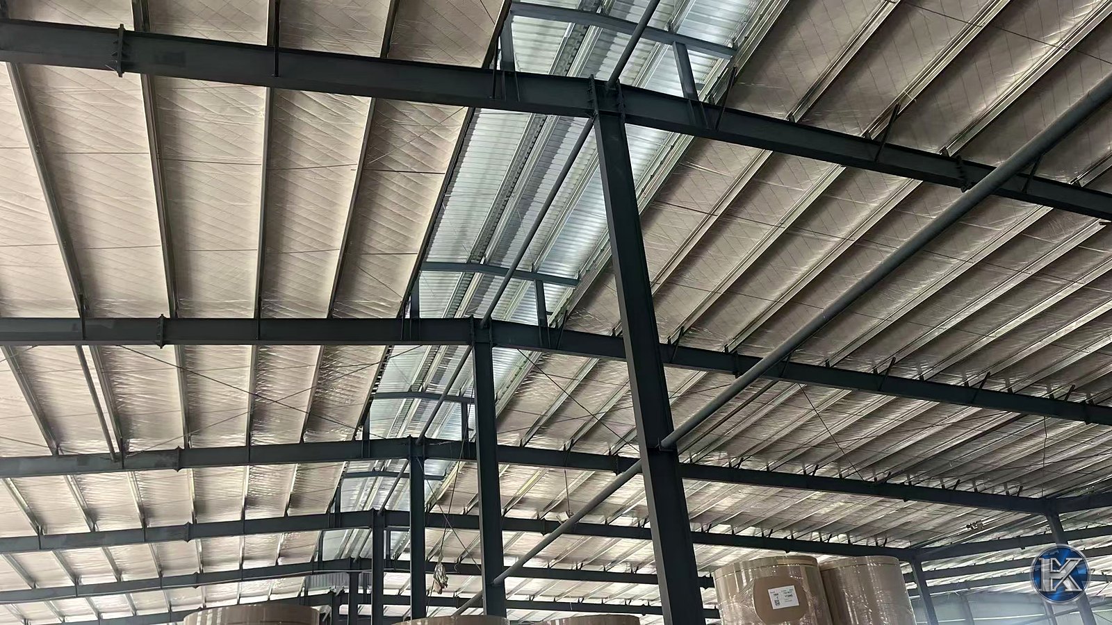 Large-span steel warehouse roof frame with columns and rafters