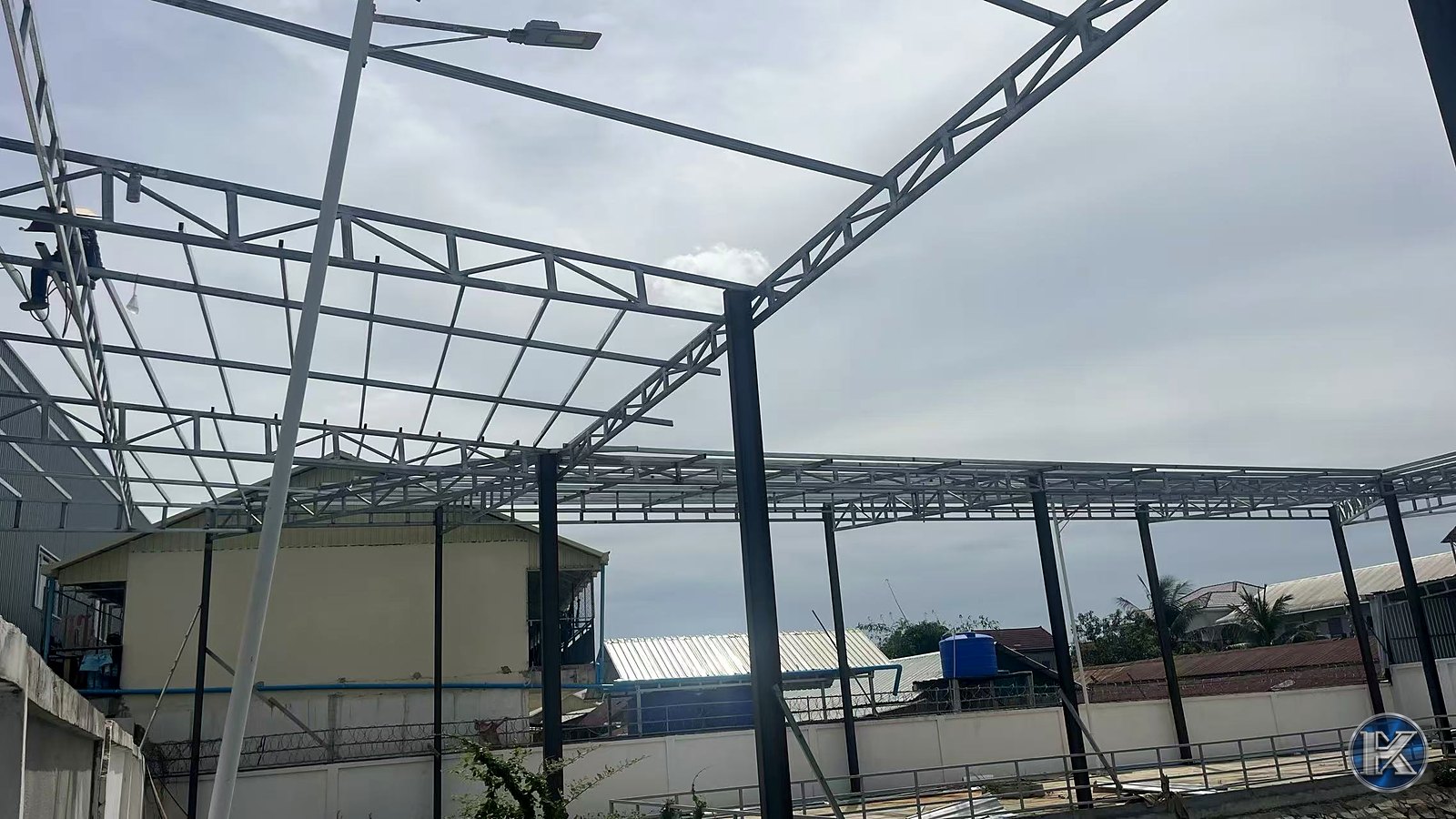Prefabricated steel workshop erection on an industrial site